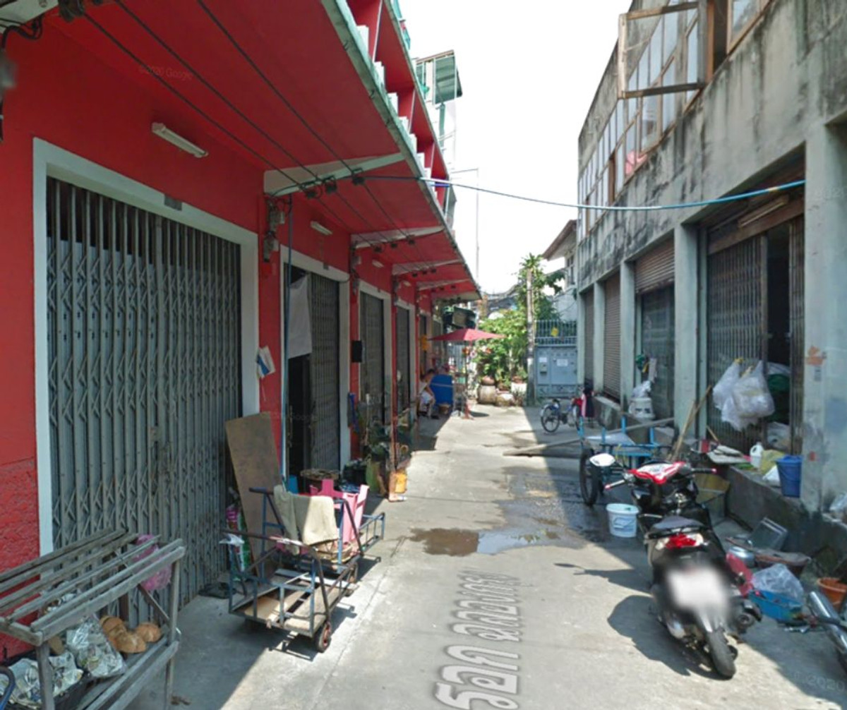 For SaleShop HouseSilom, Saladaeng, Bangrak : 2-storey shophouse for sale, whole plot, 7 rooms, location in the heart of Hua Lamphong city. Near the train station and MRT, convenient travel, connecting to many main roads. Near Yaowarat and Odeon Circle Suitable for investors and those looking for pro