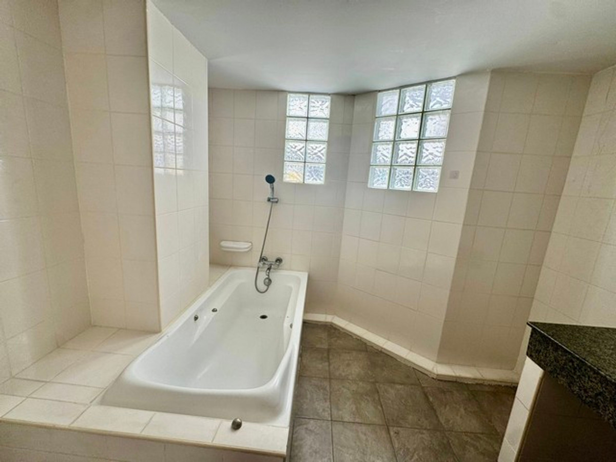 ให้เช่าโฮมออฟฟิศนานา : HR3198PREMIUM RENTAL] Modern Home Office Sukhumvit 4 – Nana Prime Location  Newly Renovated  Steps from BTS and Benjakitti Park