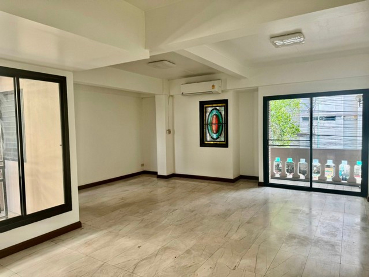 ให้เช่าโฮมออฟฟิศนานา : HR3198PREMIUM RENTAL] Modern Home Office Sukhumvit 4 – Nana Prime Location  Newly Renovated  Steps from BTS and Benjakitti Park