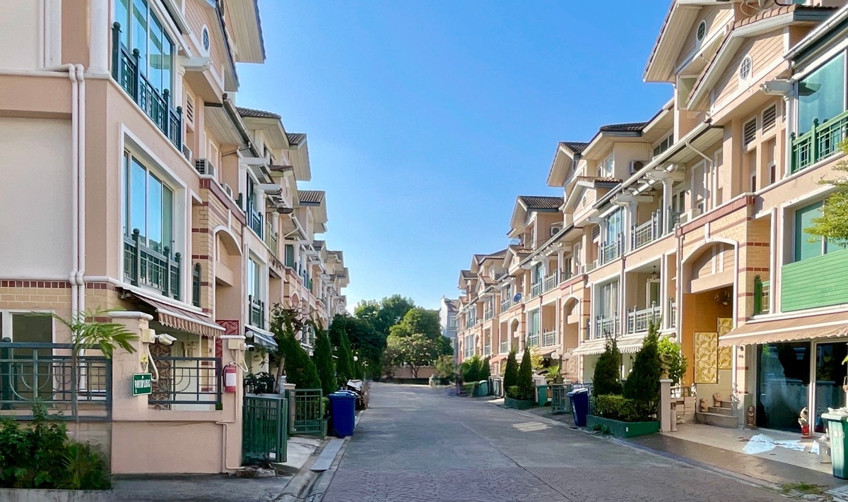 ให้เช่าทาวน์โฮมเลียบทางด่วนรามอินทรา : ปล่อยเช่า Town Home คริสตัล วิลล์ [Crystal Ville] เลียบด่วนเอกมัย-รามอินทรา ประดิษฐ์มนูธรรม 15 ใกล้ทางพิเศษฉลองรัช เพียง 350 เมตร จากเซ็นทรัล อีสวิลล์ 