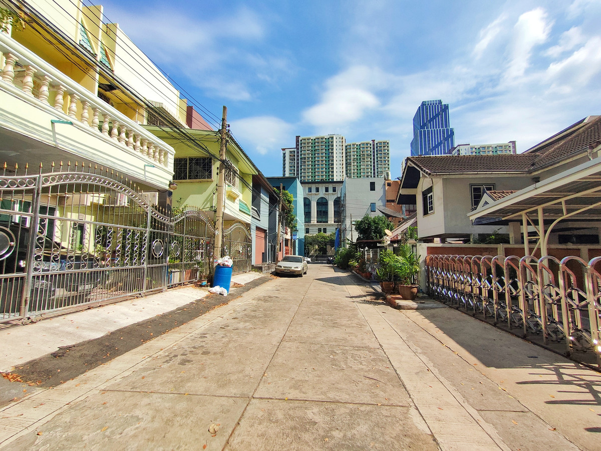 ขายบ้านพระราม 9 เพชรบุรีตัดใหม่ RCA : ขายด่วน!! ราคาดี!! บ้านเดี่ยว 3 ชั้น (รวมดาดฟ้า) หลังมุม เนื้อที่ 57.5 ตรว. หมู่บ้านทวีมิตร ซอย 4 ทำเลทอง ใจกลางเมือง หลังเซ็นทรัลพระราม 9 ใกล้ตึกอสมท. และรถไฟฟ้า MRT พระราม 9