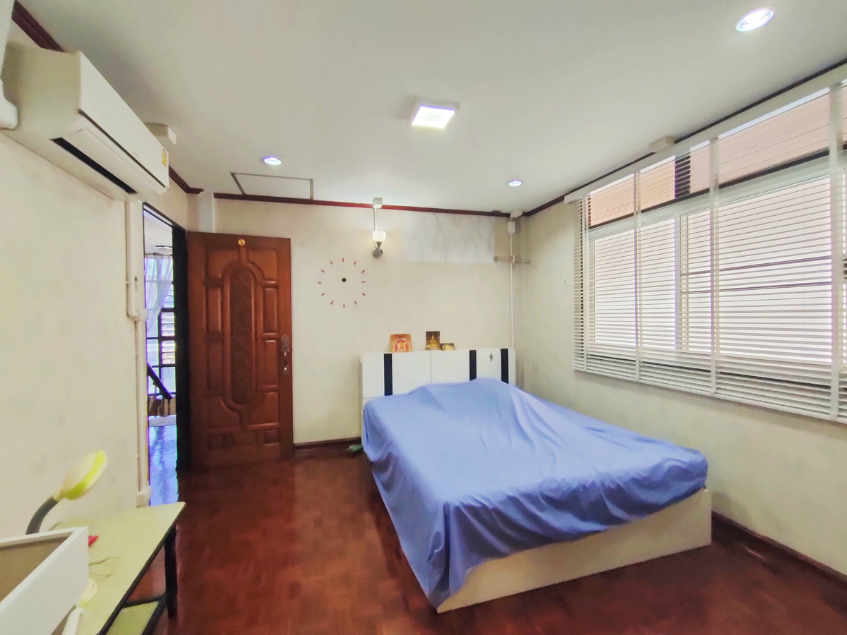 ขายบ้านพระราม 9 เพชรบุรีตัดใหม่ RCA : ขายด่วน!! ราคาดี!! บ้านเดี่ยว 3 ชั้น (รวมดาดฟ้า) หลังมุม เนื้อที่ 57.5 ตรว. หมู่บ้านทวีมิตร ซอย 4 ทำเลทอง ใจกลางเมือง หลังเซ็นทรัลพระราม 9 ใกล้ตึกอสมท. และรถไฟฟ้า MRT พระราม 9