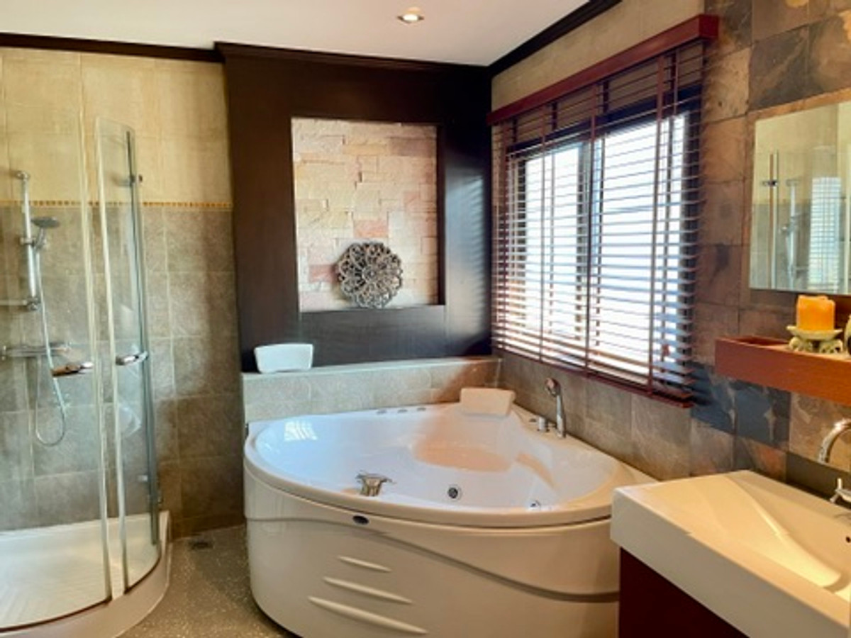 ให้เช่าทาวน์โฮมเลียบทางด่วนรามอินทรา : ปล่อยเช่า Town Home คริสตัล วิลล์ [Crystal Ville] เลียบด่วนเอกมัย-รามอินทรา ประดิษฐ์มนูธรรม 15 ใกล้ทางพิเศษฉลองรัช เพียง 350 เมตร จากเซ็นทรัล อีสวิลล์ 