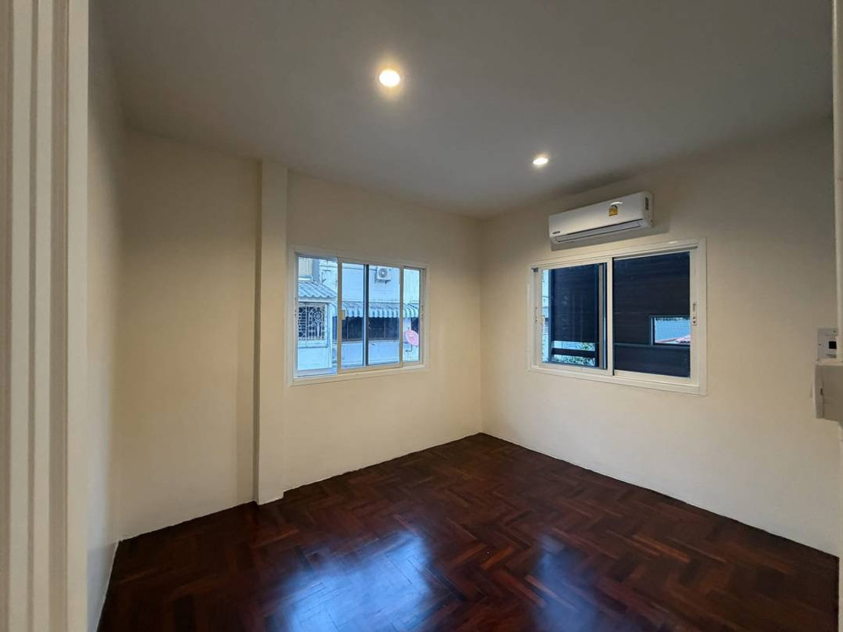 For RentHome OfficeSukhumvit, Asoke, Thonglor : 🌟Home office 5 Bed 4 Bath 400 sq.m., only 100 meters to BTS Phra Khanong, can register a company🌟