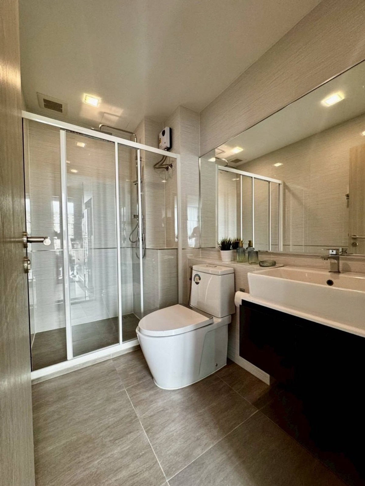 For RentCondoSamut Prakan,Samrong : Condo for rent urgently, The Metropolis Samrong, Building A, 7th floor, city view, pool view, size 35.00 sq m, 1 bedroom, fully furnished, price 13,000 baht.