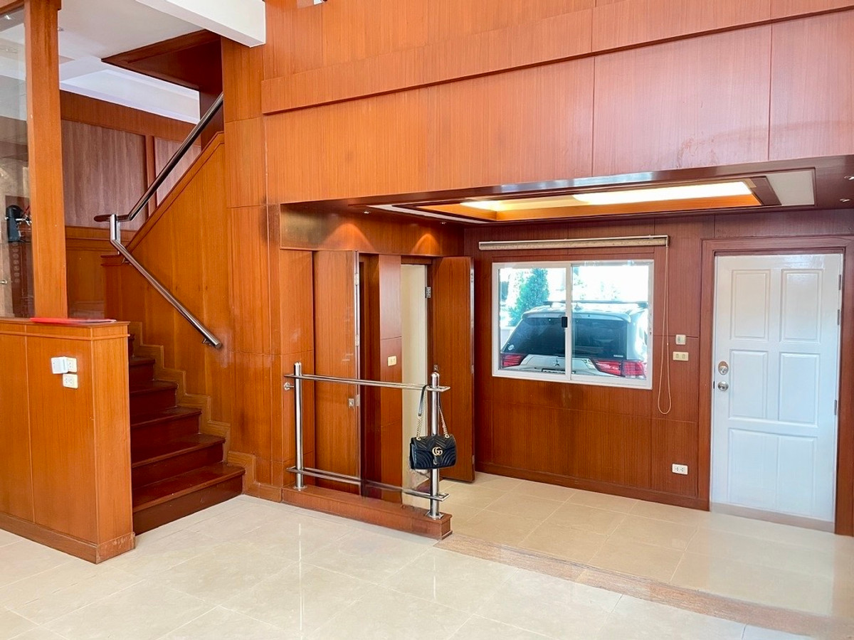 ให้เช่าทาวน์โฮมเลียบทางด่วนรามอินทรา : ปล่อยเช่า Town Home คริสตัล วิลล์ [Crystal Ville] เลียบด่วนเอกมัย-รามอินทรา ประดิษฐ์มนูธรรม 15 ใกล้ทางพิเศษฉลองรัช เพียง 350 เมตร จากเซ็นทรัล อีสวิลล์ 