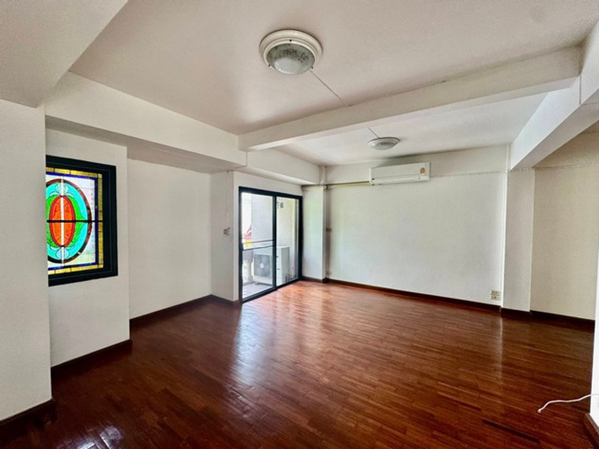 ให้เช่าโฮมออฟฟิศนานา : HR3198PREMIUM RENTAL] Modern Home Office Sukhumvit 4 – Nana Prime Location  Newly Renovated  Steps from BTS and Benjakitti Park