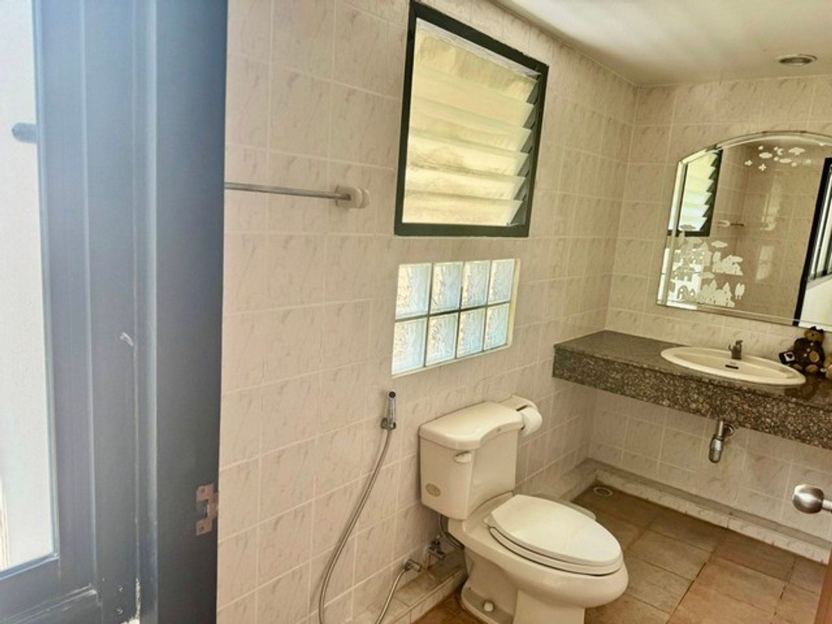 ให้เช่าโฮมออฟฟิศนานา : HR3198PREMIUM RENTAL] Modern Home Office Sukhumvit 4 – Nana Prime Location  Newly Renovated  Steps from BTS and Benjakitti Park