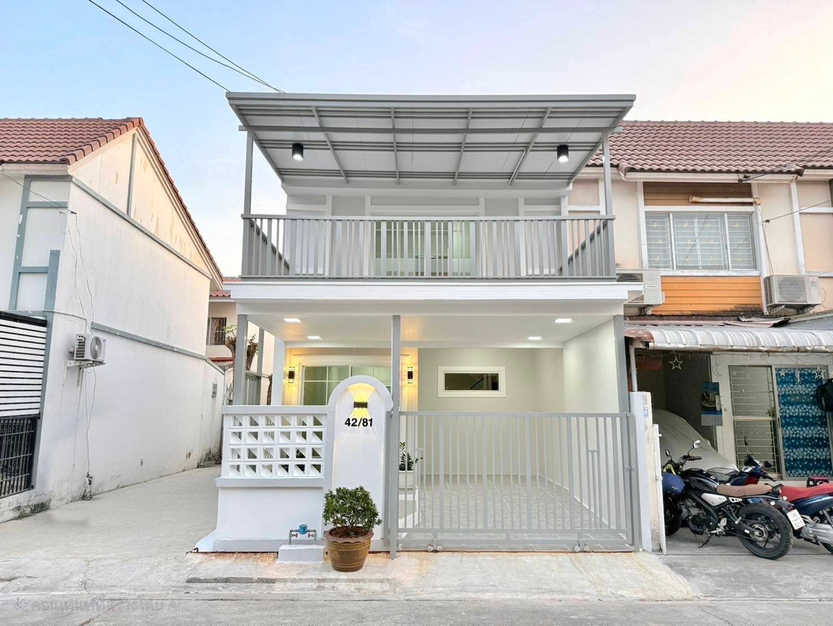 For SaleTownhomeNonthaburi, Bang Yai, Bangbuathong : Urgent sale! 2-story townhouse, beautiful plot, corner unit, next to a U-turn. Pruksa Village 45, potential location on Wat Lat Pla Duk Road. Newly decorated and renovated throughout. Beautiful condition, ready to move in. Convenient transportation, bus l
