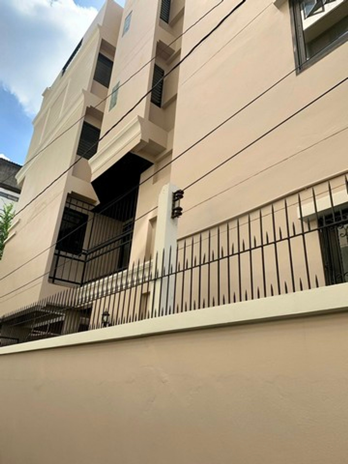 ให้เช่าโฮมออฟฟิศนานา : HR3198PREMIUM RENTAL] Modern Home Office Sukhumvit 4 – Nana Prime Location  Newly Renovated  Steps from BTS and Benjakitti Park