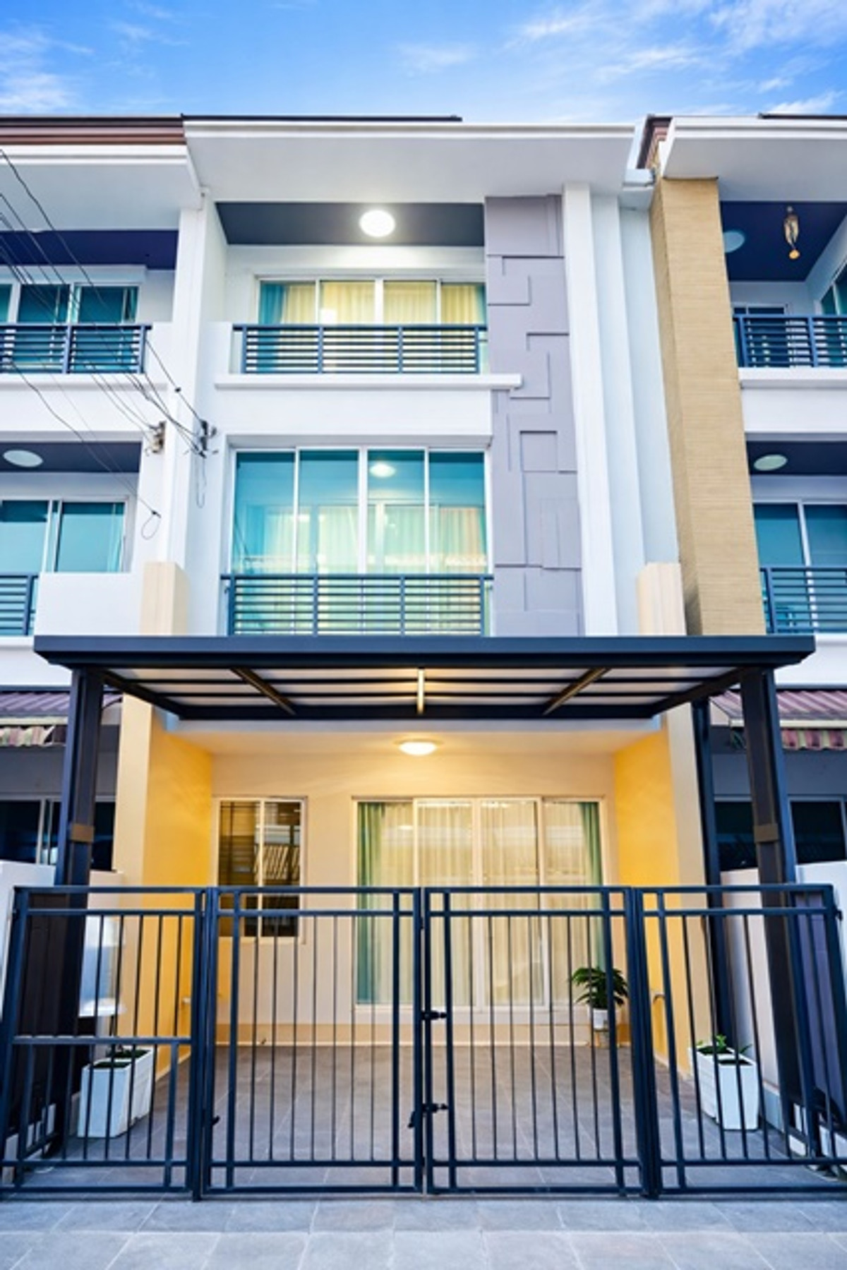 For RentTownhomeLadkrabang, Suwannaphum Airport : ARL LatKrabang 2.9km. Townhouse for rent Ladkrabang Rd. 1-5 Onnut91 Sukhaphiban2 Sukhumvit 77 OnNut