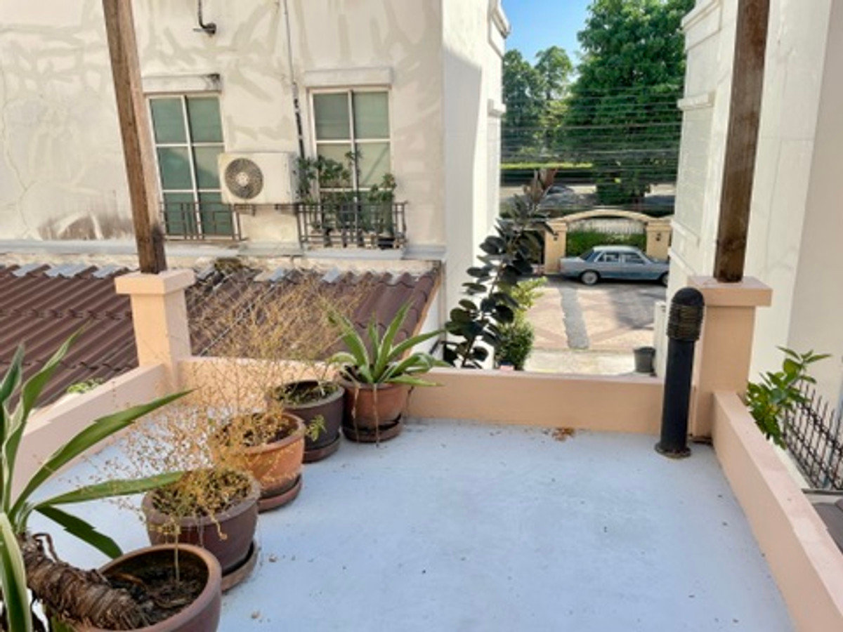 ให้เช่าทาวน์โฮมเลียบทางด่วนรามอินทรา : ปล่อยเช่า Town Home คริสตัล วิลล์ [Crystal Ville] เลียบด่วนเอกมัย-รามอินทรา ประดิษฐ์มนูธรรม 15 ใกล้ทางพิเศษฉลองรัช เพียง 350 เมตร จากเซ็นทรัล อีสวิลล์ 