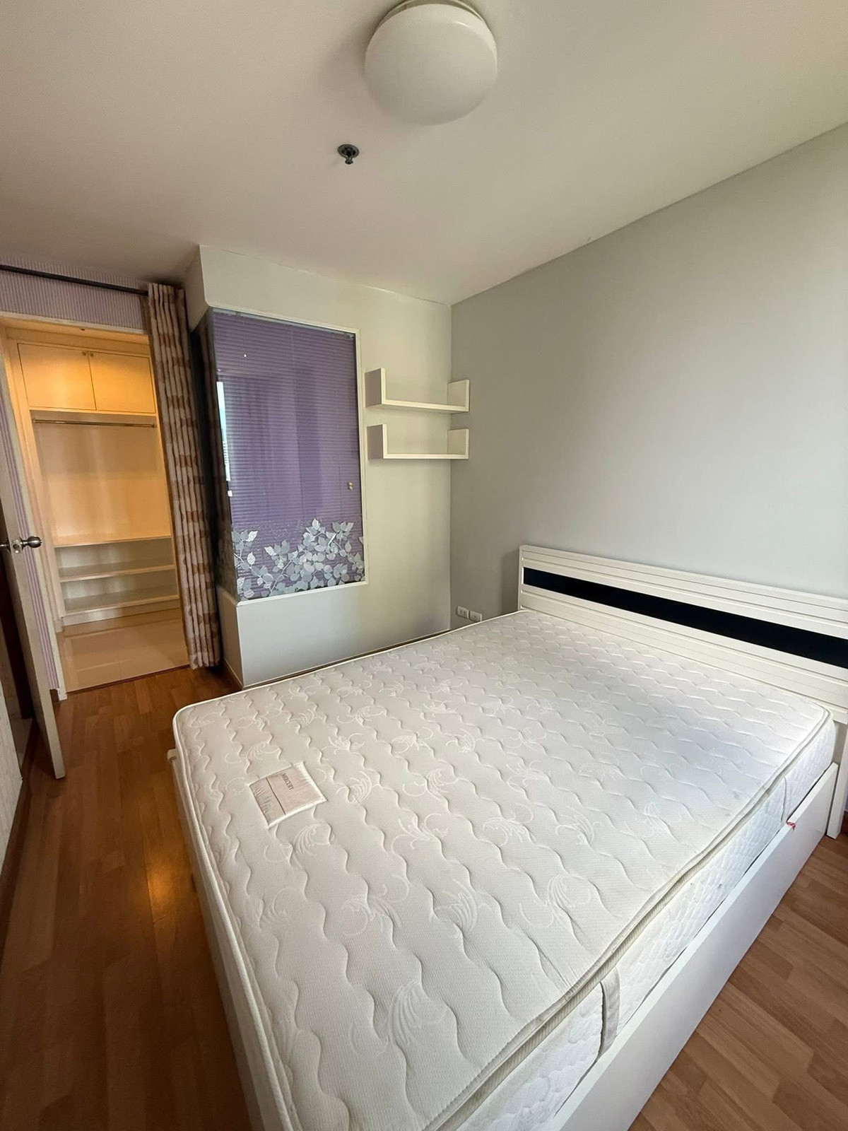 ให้เช่าคอนโดลาดพร้าว เซ็นทรัลลาดพร้าว : ให้เช่า Ideo Ladprao 5 ( ไอดีโอ ลาดพร้าว 5 )  🖼️รูปภาพและวิดีโอห้องปัจจุบันล่าสุด 📄ค่าเช่าเพียง 12,000 บาท/เดือนะ 🚝ห่างจาก MRT ลาดพร้าว 500 เมตร ใกล้ Union mall และ MRT พหลโยธิน 600 เมตร)  🏙️รายละเอียด - 1ห้องนอน  - 1ห้องน้ำ  - 1 ห้องนั่งเล่น - ชั้น 1