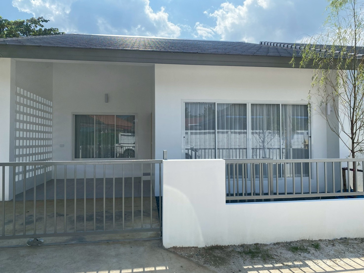 ขายบ้านเชียงใหม่ :  ขายถูกมาก!! บ้านเดี่ยวชั้นเดียว สร้างใหม่ ทำเลทอง อ.ดอยสะเก็ด จ.เชียงใหม่ ใกล้ตลาดท่ารั้วเพียง 3 นาที เดินทางสะดวกสบาย เข้า-ออก ได้หลายเส้นทาง หาของกินง่าย ใกล้ตลาด เซเว่น ร้านค้า ร้านอาหารมากมาย  Listing ID:SCH3393 บ้านเดี่ยวชั้นเดียว สร้างใหม่ - 2 ห้อง