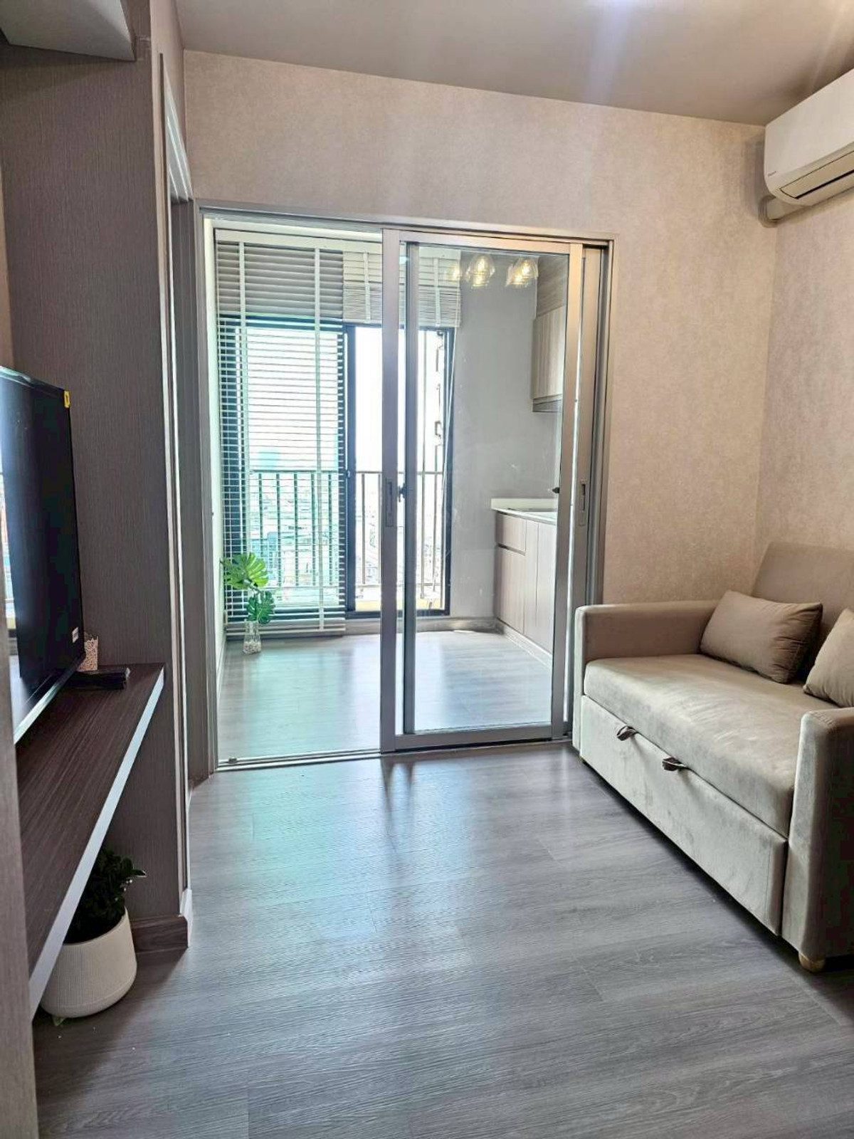 For RentCondoPinklao, Charansanitwong : Condo for rent, The Parkland Charan-Pinklao, next to MRT Bang Yi Khan, newly decorated room, 1 large bedroom, 1 bathroom, 35 sq m., Building A.
