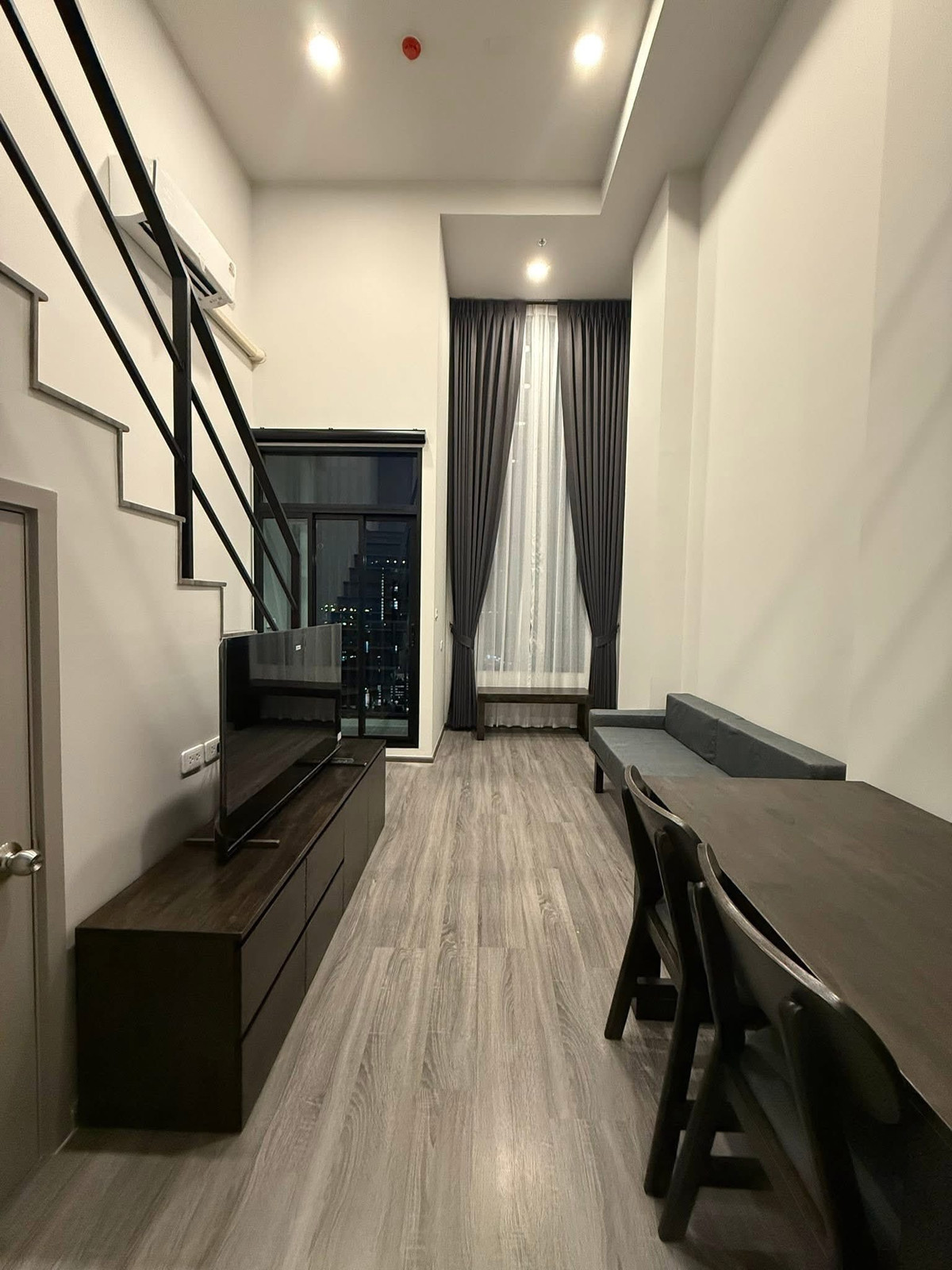 For RentCondoSeri Thai, Ramkhamhaeng Nida : 🔥🔥 For rent IDEO Ramkhamhaeng Lamsali 🔥🔥 🏢 Loft room | 1 bedroom | 1 bathroom 📐 Area 25 sq m. + Mezzanine bedroom 11 sq m. 🏬 Floor 29 | Position 21 (Room 569)