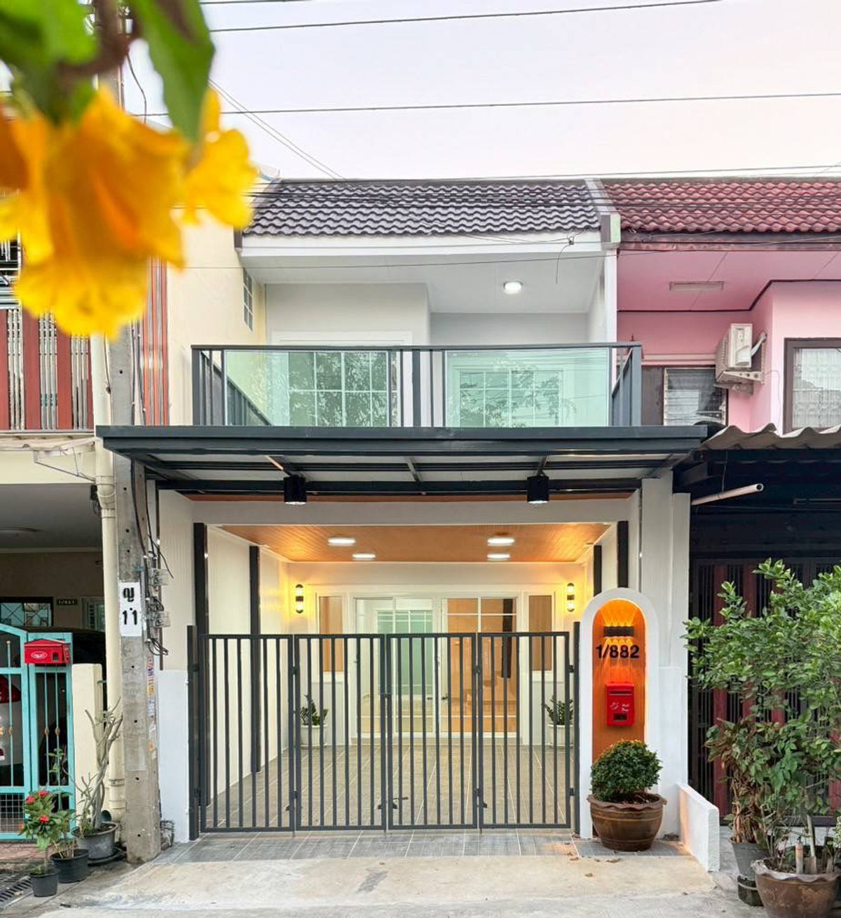 For SaleTownhomeNonthaburi, Bang Yai, Bangbuathong : Urgent sale! 2-story townhouse, completely renovated. Rattanathibet Village The best potential location next to Kanchanaphisek Road and Central Westgate Department Store. Beautiful house ready to move in The front of the house doesnt hit anyone, next to a