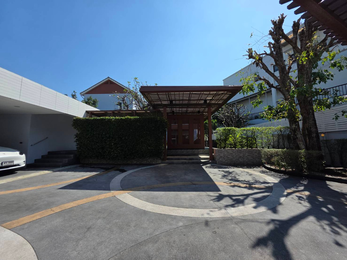 HousePattanakan, Srinakarin : Panya Village Pattanakarn 30: 195.7sqwah 600+sqm. 6bed 4bath Sell: 75,000,000 Rent: 250,000/mth. Am: 0656199198