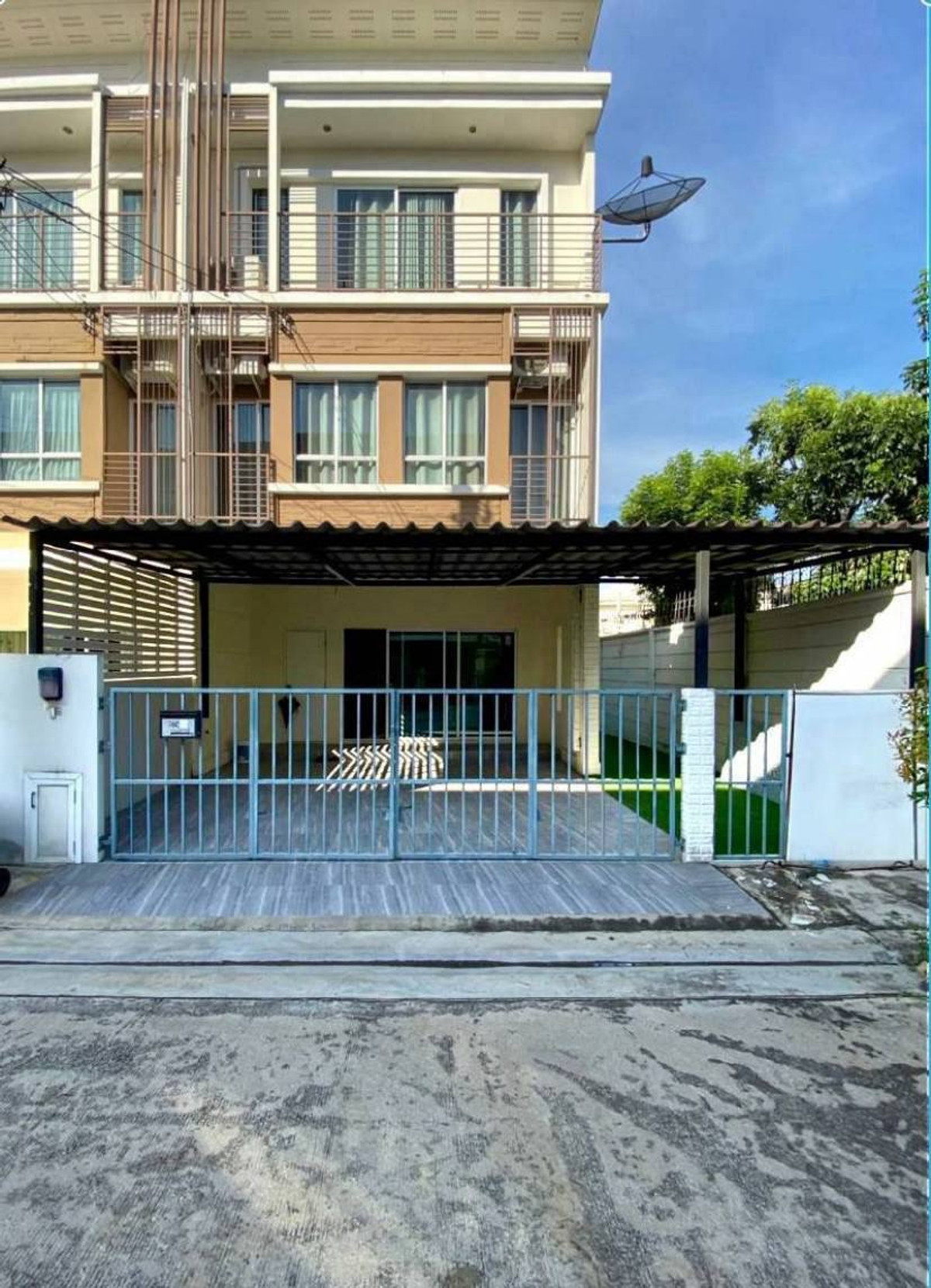 For RentTownhomePattanakan, Srinakarin : 3-storey townhouse, Willet City Village, good location, Phatthanakan 38, ready to move in, beautiful corner unit. If interested, contact 082-3223695.