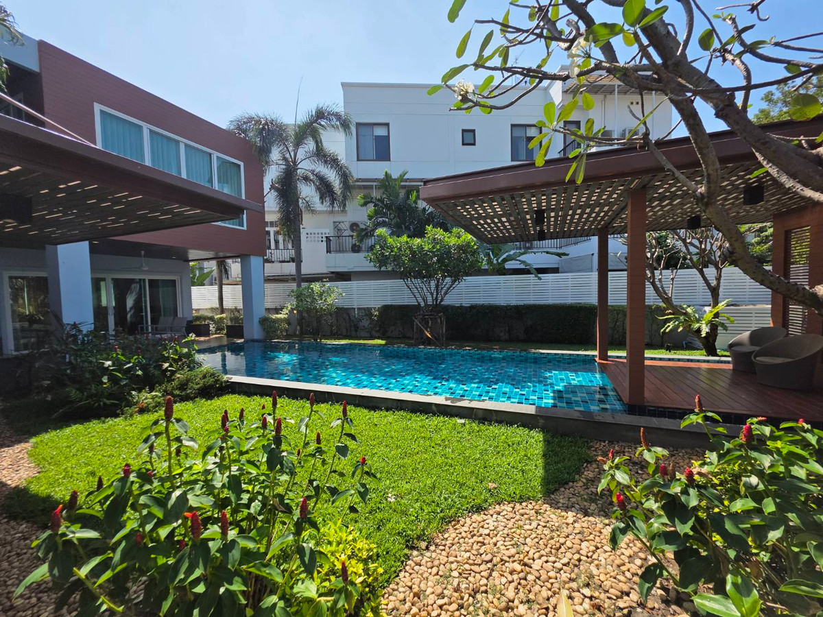 HousePattanakan, Srinakarin : Panya Village Pattanakarn 30: 195.7sqwah 600+sqm. 6bed 4bath Sell: 75,000,000 Rent: 250,000/mth. Am: 0656199198