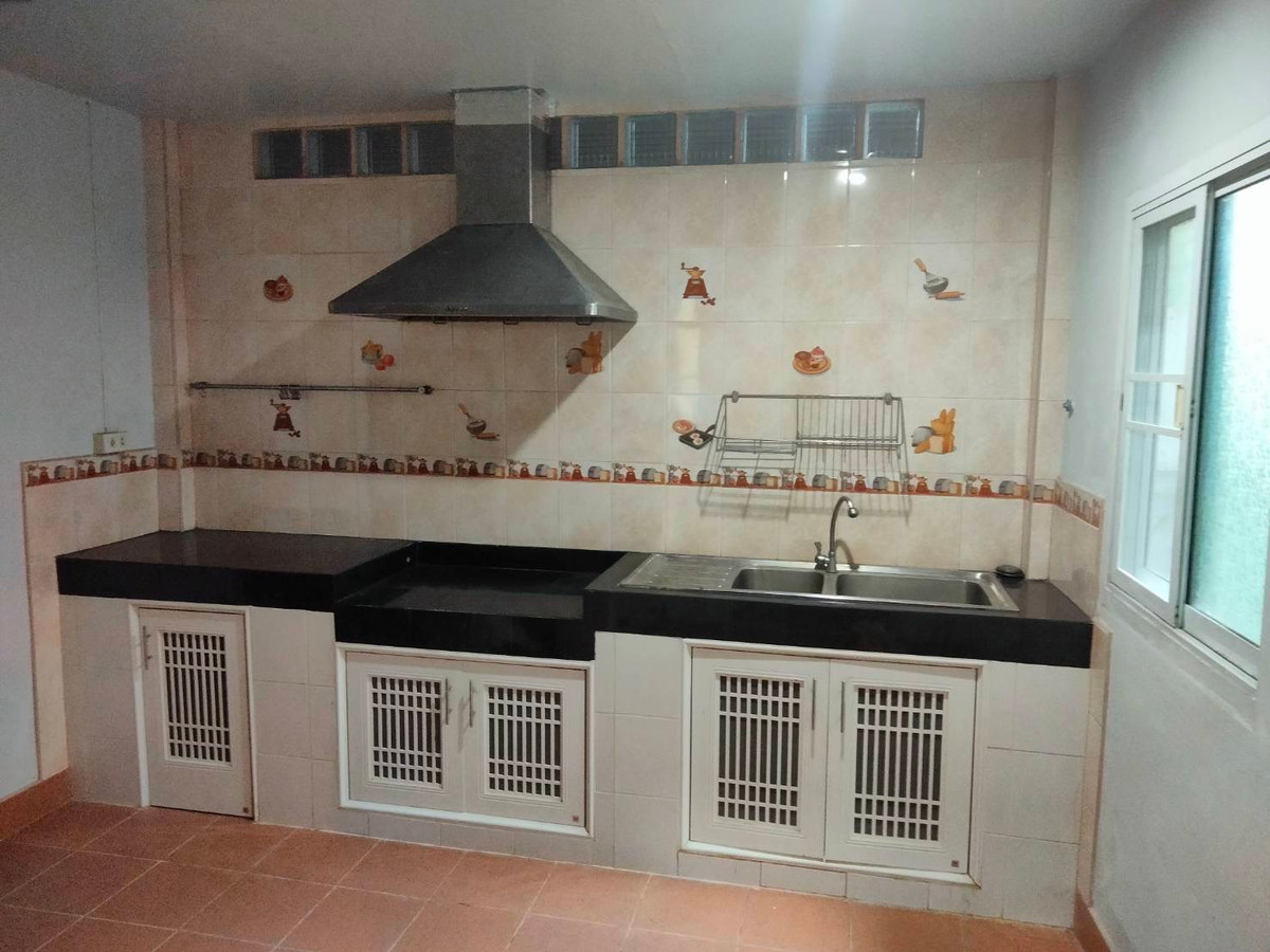 For RentTownhomeSamut Prakan,Samrong : Townhome for long term rent Baan Klang Muang British Srinakarin, near MRT Sri Lasan, 24,000/b, 3 bedrooms, 4 bathrooms, 180 sq m, very good condition.