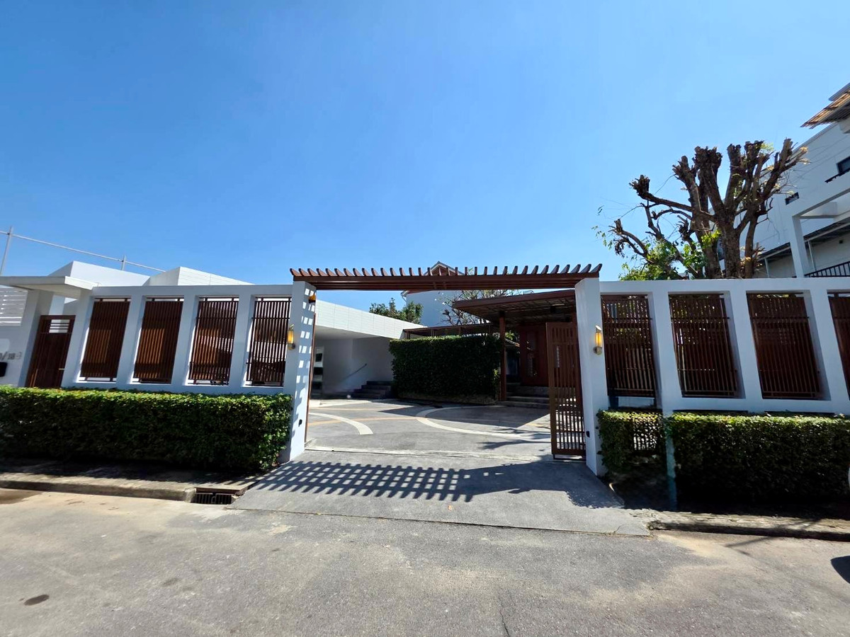 HousePattanakan, Srinakarin : Panya Village Pattanakarn 30: 195.7sqwah 600+sqm. 6bed 4bath Sell: 75,000,000 Rent: 250,000/mth. Am: 0656199198