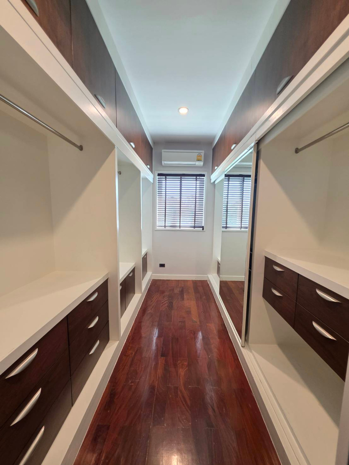 HousePattanakan, Srinakarin : Panya Village Pattanakarn 30: 195.7sqwah 600+sqm. 6bed 4bath Sell: 75,000,000 Rent: 250,000/mth. Am: 0656199198