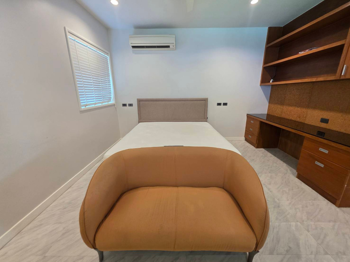 HousePattanakan, Srinakarin : Panya Village Pattanakarn 30: 195.7sqwah 600+sqm. 6bed 4bath Sell: 75,000,000 Rent: 250,000/mth. Am: 0656199198