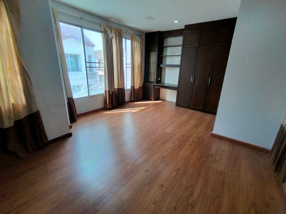 For RentTownhomeSamut Prakan,Samrong : Townhome for long term rent Baan Klang Muang British Srinakarin, near MRT Sri Lasan, 24,000/b, 3 bedrooms, 4 bathrooms, 180 sq m, very good condition.