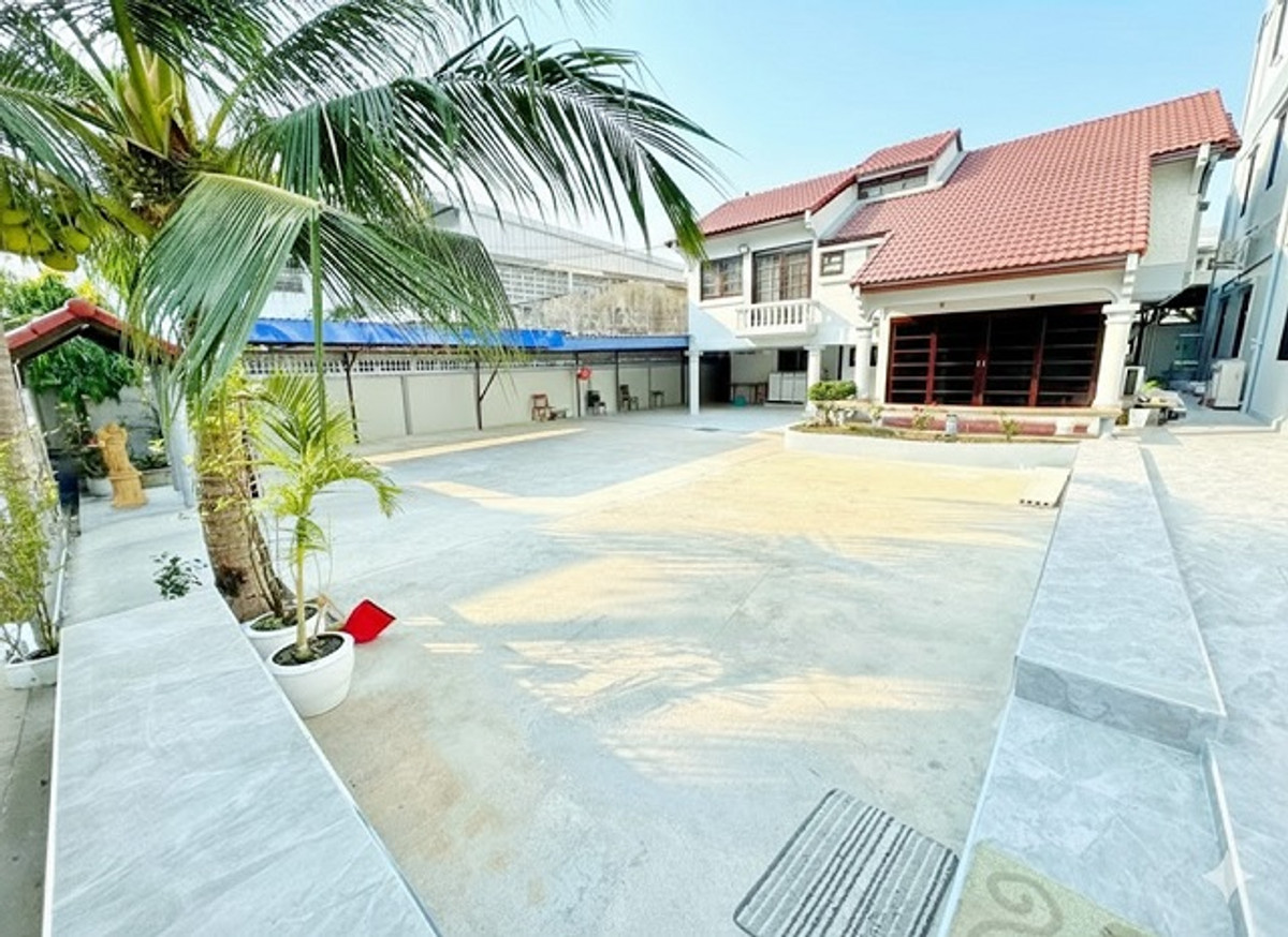 For RentHouseSilom, Saladaeng, Bangrak : BTS OnNut 1.8km. 400sq.m. 101sq.wa. 4-5bed 4bath private garden OnNut 13-19 Newly renovated 2 story