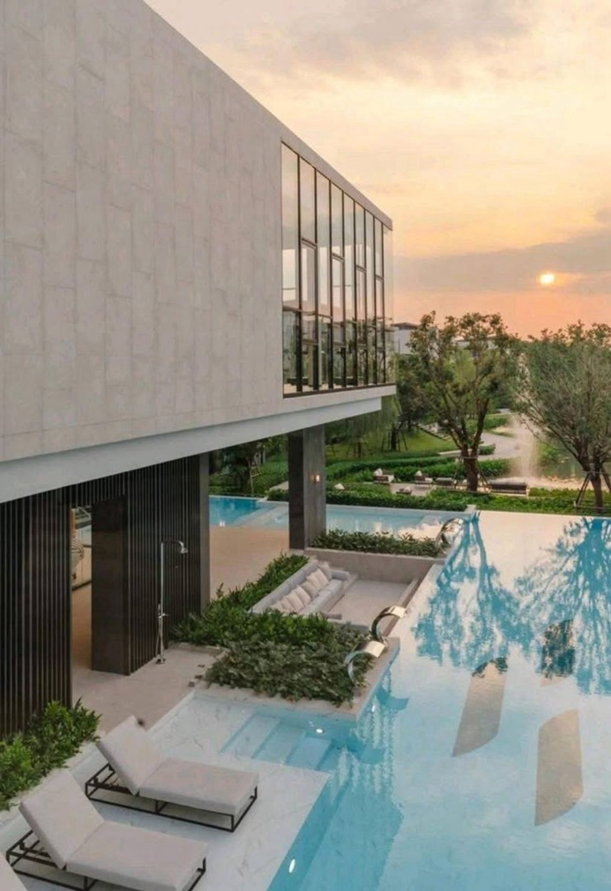 For RentHouseYothinpattana,CDC : Luxury three-storey pool villa with a private lift, fully furnished and ready to move in