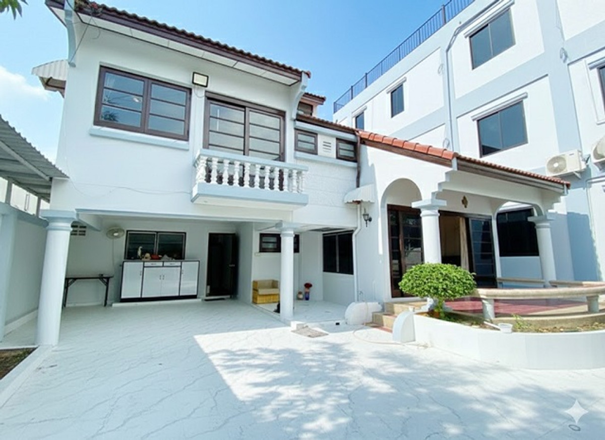 For RentHouseSilom, Saladaeng, Bangrak : ARL HuaMak 3 km. OnNut 13-19 BTS OnNut 1.8km. for rent Mansion 4bed 380 sq.m. 102 sq.wa. house ANew