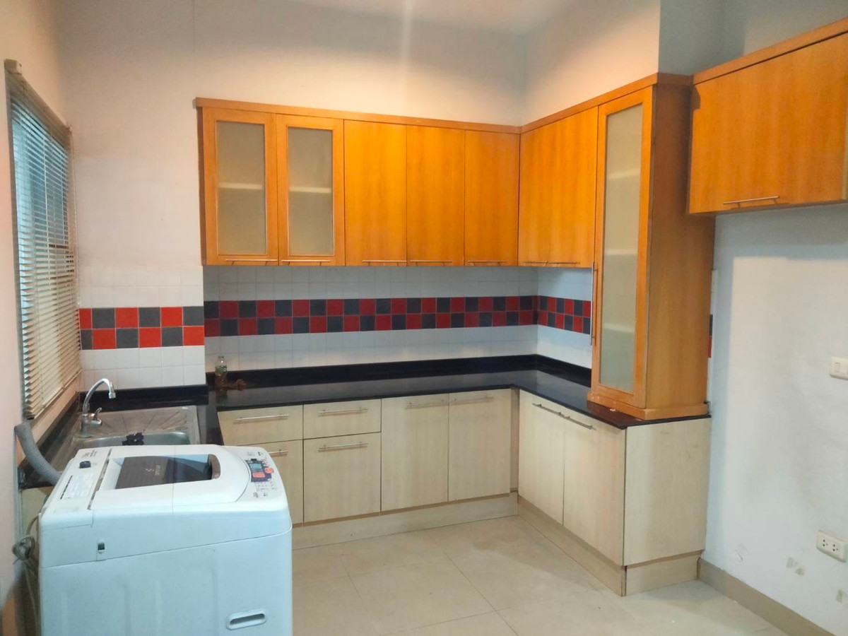 For RentTownhomeSamut Prakan,Samrong : Townhome for long term rent Baan Klang Muang British Srinakarin, near MRT Sri Lasan, 24,000/b, 3 bedrooms, 4 bathrooms, 180 sq m, very good condition.