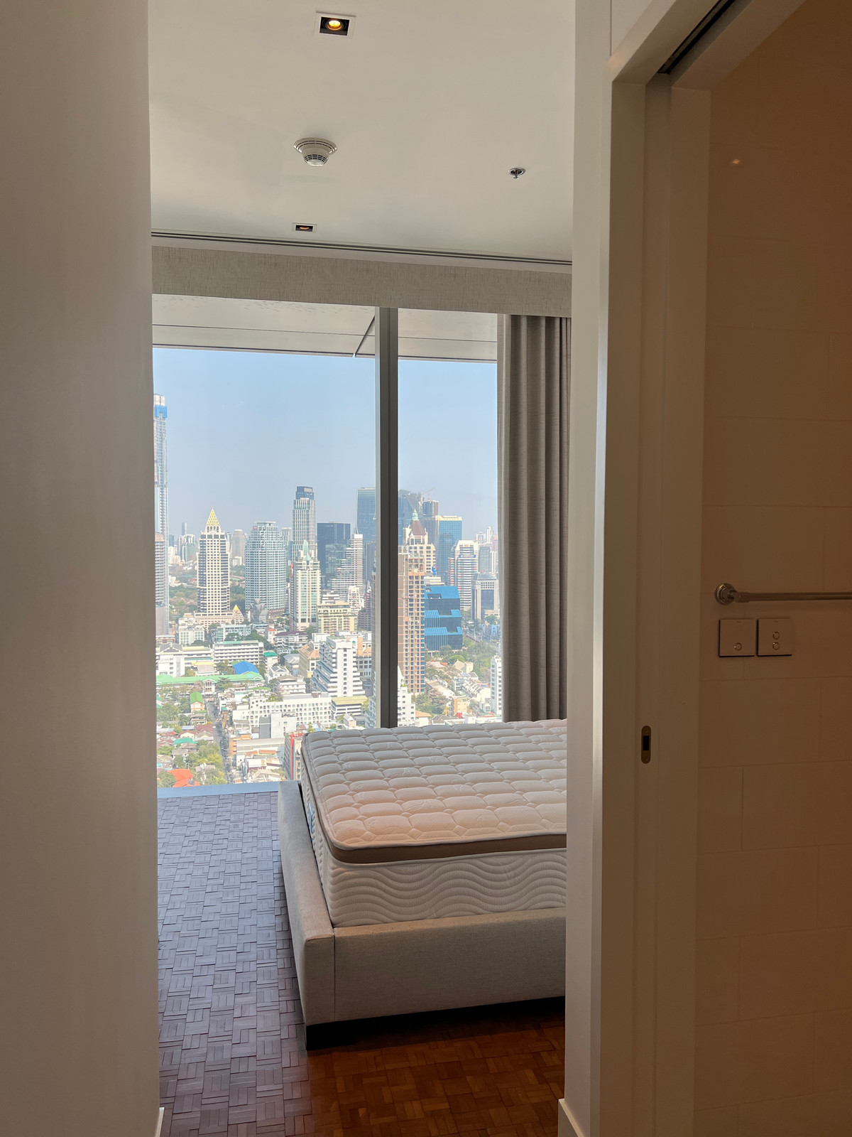 คอนโดสาทร นราธิวาส : 🚨🔥 ขายด่วน | Ritz-Carlton Residences | ห้องมุม 2 นอน | 204 ตร.ม. | ชั้น 34 | 65 ล้าน ALL-IN ⚡ ไม่มีค่าโอน ⚡ ไม่มีภาษี ⚡ ไม่มีค่าใช้จ่ายเพิ่ม | ~320K/ตร.ม. เทียบตลาด 440K/ตร.ม. 💰 ต่ำกว่าตลาด 30% 🏙️