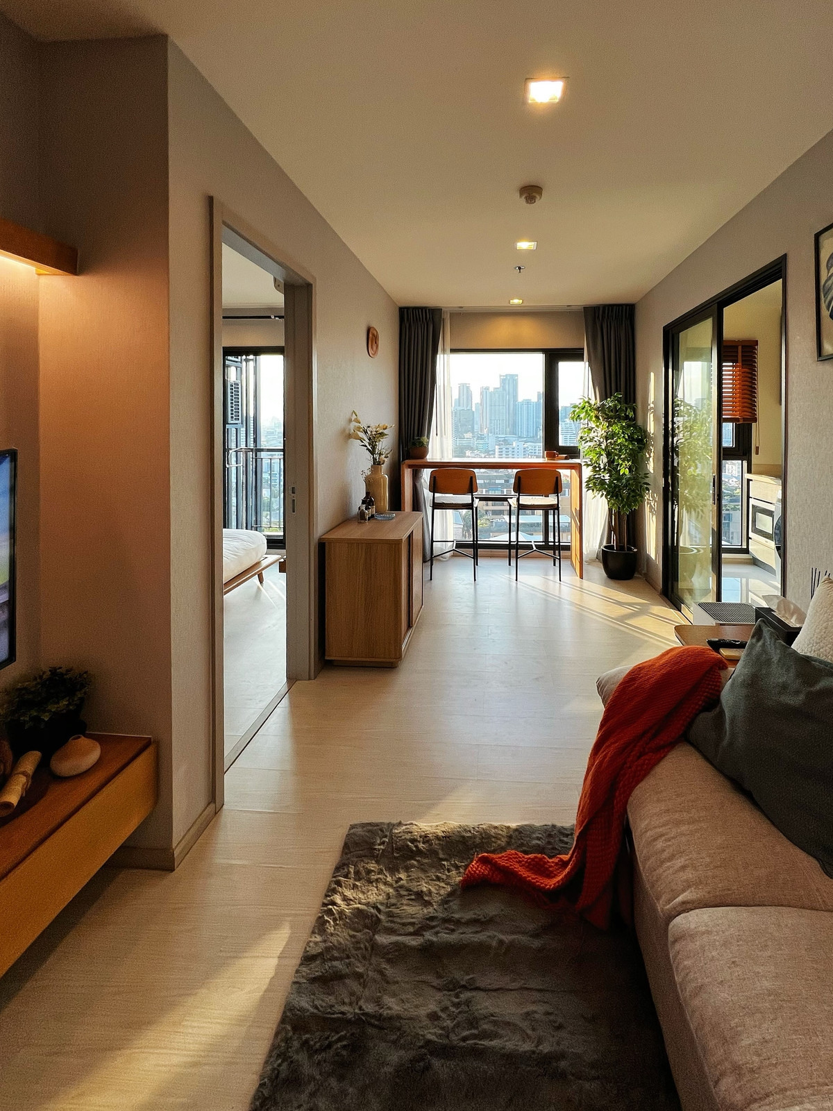 ให้เช่าคอนโดสุขุมวิท อโศก ทองหล่อ : 1 BR ห้องสวย ชั้นสูง 15+ วิวดีมาก เพิ่งรีโนเวตพร้อมเข้าอยู่ คอนโดใกล้ BTS ทองหล่อ 350 ม. สะดวกมีรถรับส่ง ที่ Rhythm Sukhumvit 36-38 /ให้เช่าคอนโด