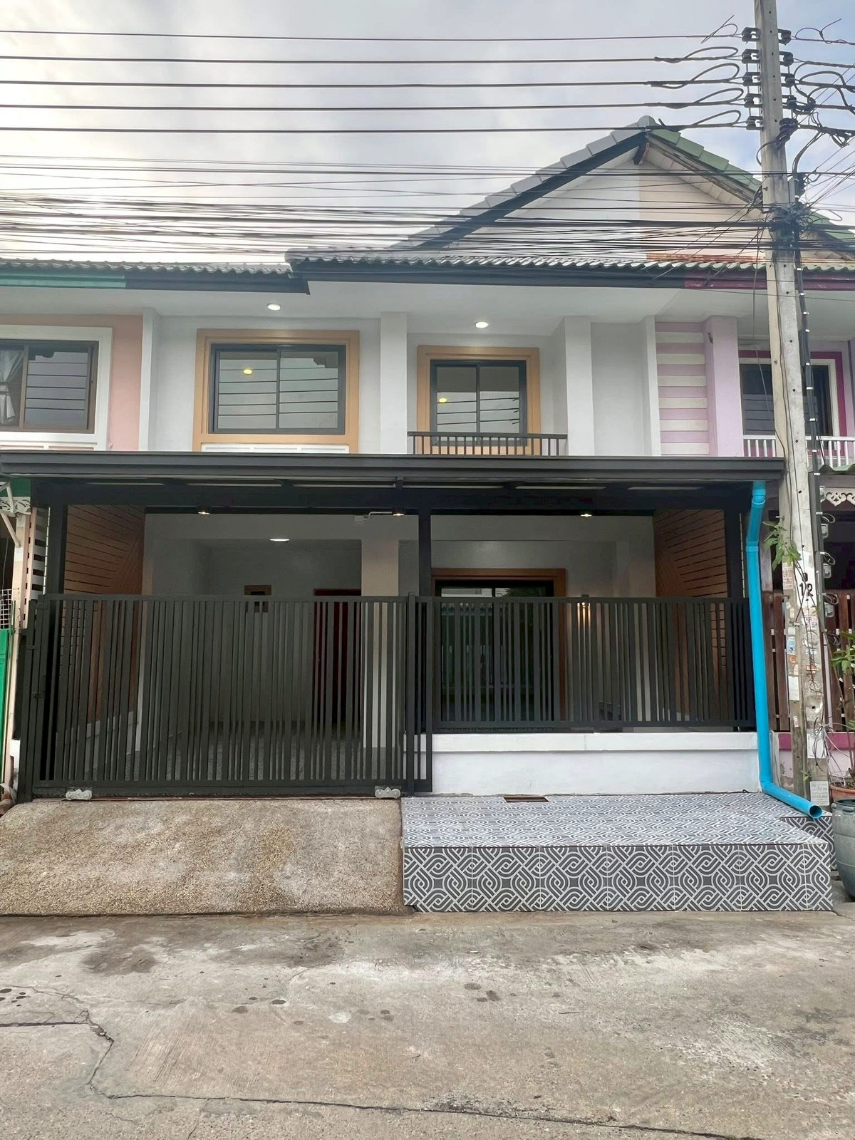 For SaleTownhomeNonthaburi, Bang Yai, Bangbuathong : Urgent sale! 2-story townhouse, Pruksa Village 10, good location, Bang Kruai-Sai Noi Road, area 18 sq m., house width 6 meters, completely renovated, both water and electricity systems. New sanitary ware and tiles throughout. Garage addition ready to move