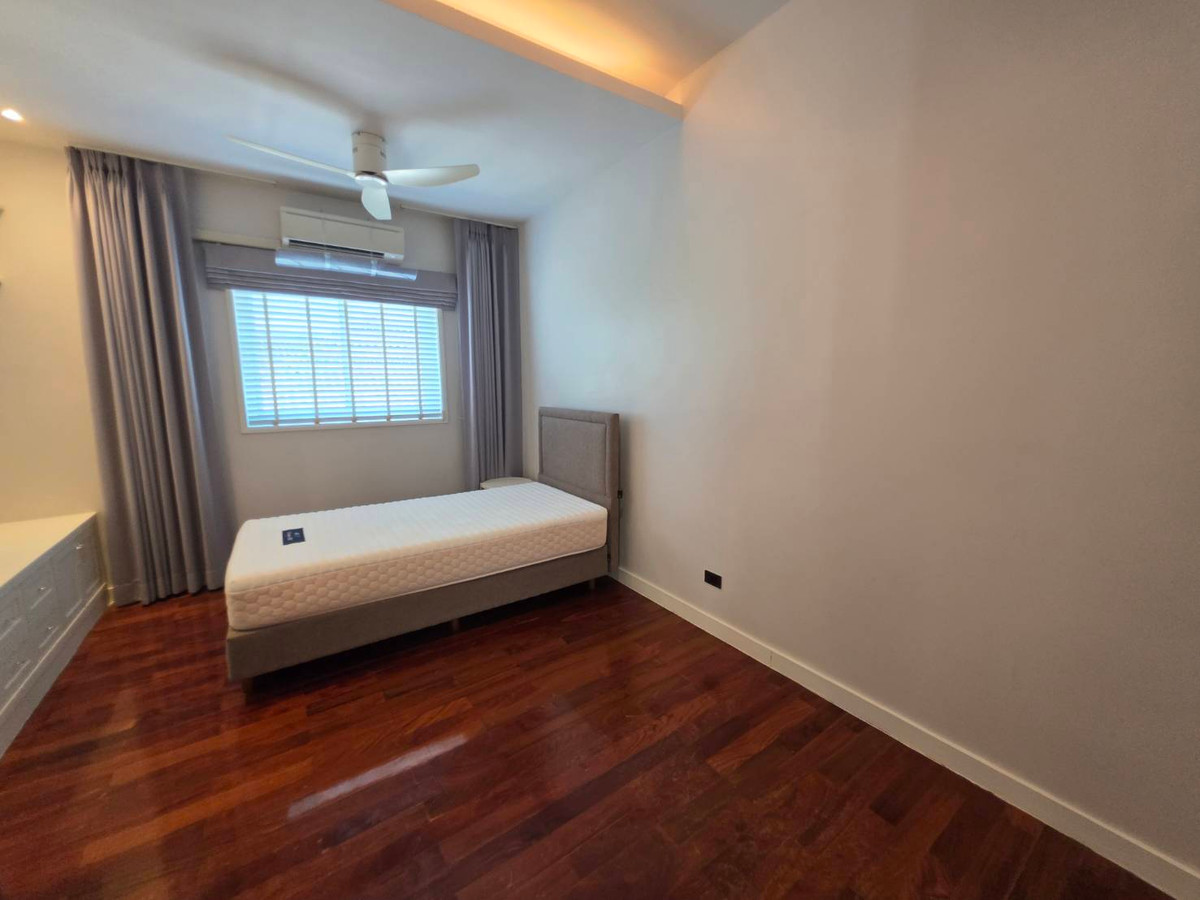 HousePattanakan, Srinakarin : Panya Village Pattanakarn 30: 195.7sqwah 600+sqm. 6bed 4bath Sell: 75,000,000 Rent: 250,000/mth. Am: 0656199198