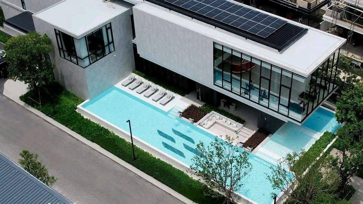 For RentHouseYothinpattana,CDC : Luxury three-storey pool villa with a private lift, fully furnished and ready to move in