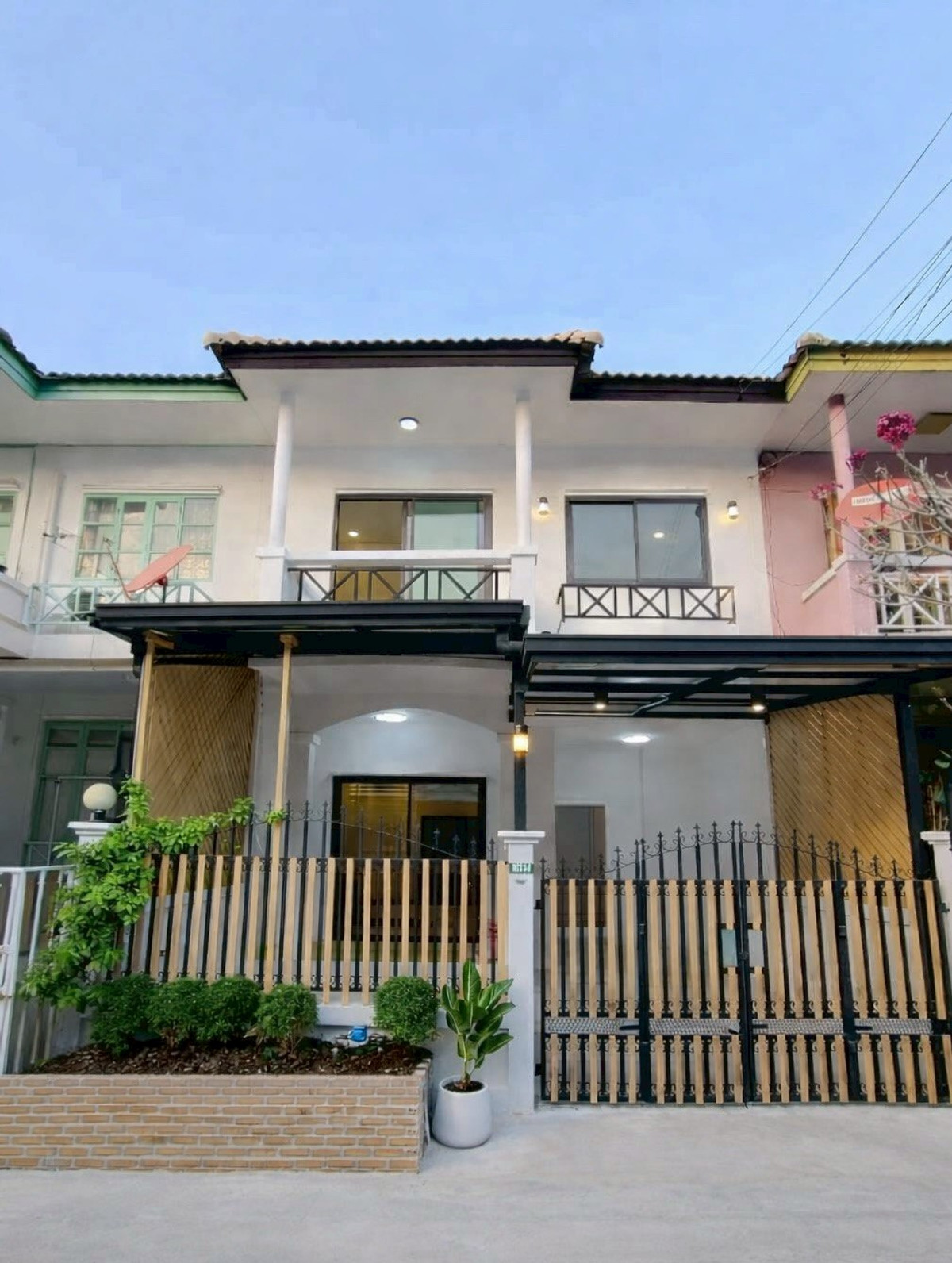 For SaleTownhomeNonthaburi, Bang Yai, Bangbuathong : Urgent sale! 2-story townhouse, beautifully decorated, in pristine condition. Laddaville Village 1-2, potential location on Bang Kruai-Sai Noi Road. The house is at the beginning of the alley, easy to enter and exit, hard to find location, area 19.5 sq m.