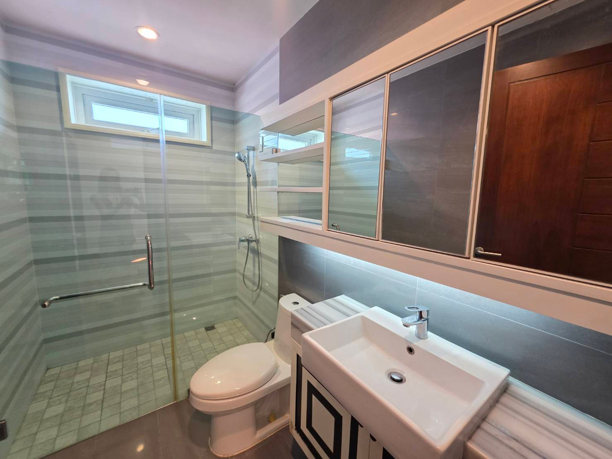 HousePattanakan, Srinakarin : Panya Village Pattanakarn 30: 195.7sqwah 600+sqm. 6bed 4bath Sell: 75,000,000 Rent: 250,000/mth. Am: 0656199198