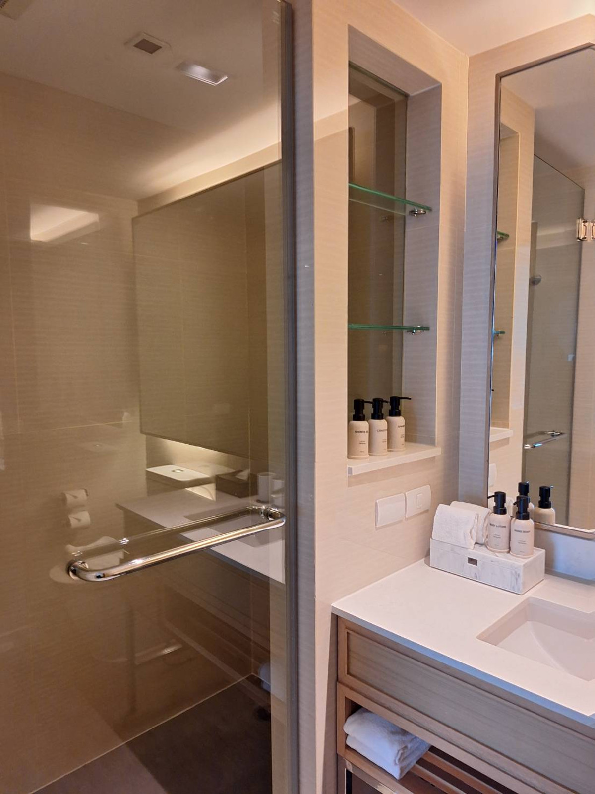 For RentSukhumvit, Asoke, Thonglor : Service apartment for rent, Shama Lakeview Asoke, two bedrooms, near BTS and MRT Asoke.