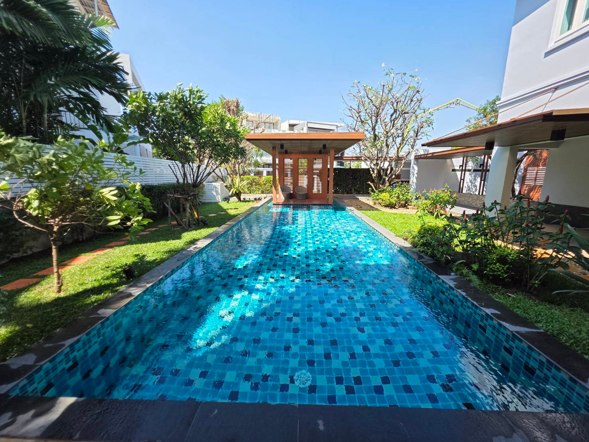 HousePattanakan, Srinakarin : Panya Village Pattanakarn 30: 195.7sqwah 600+sqm. 6bed 4bath Sell: 75,000,000 Rent: 250,000/mth. Am: 0656199198