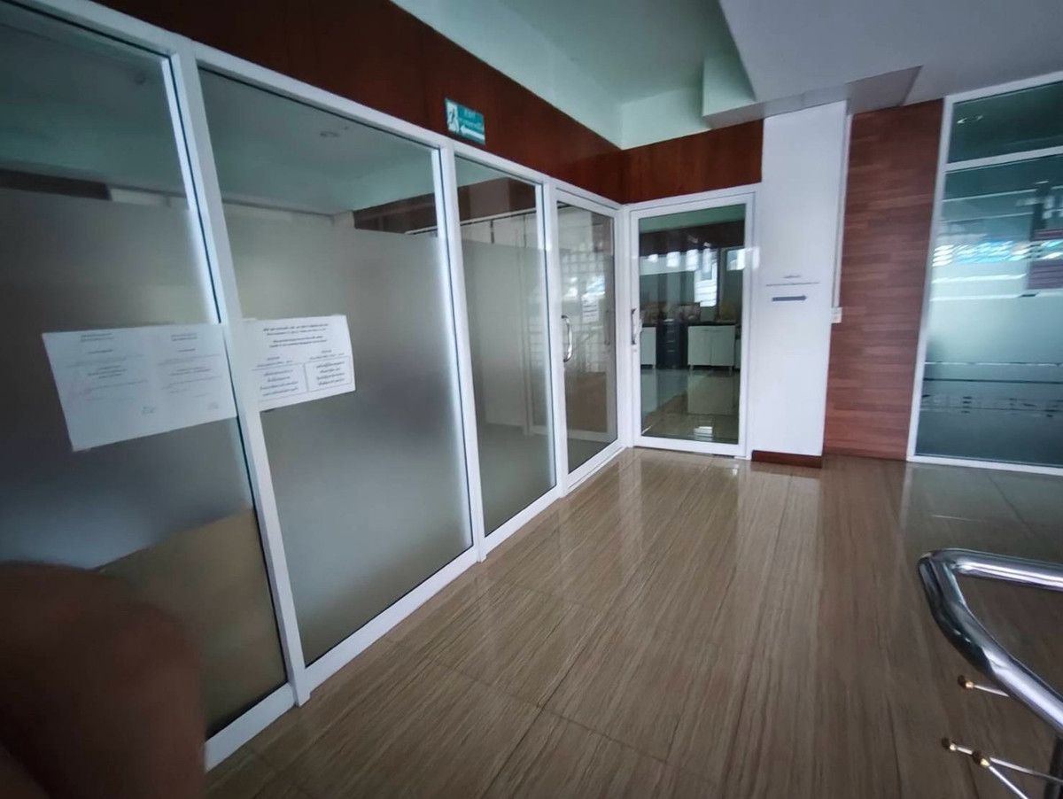 For RentOfficeBangna, Bearing, Lasalle : Business opportunity @ Bangna for rent, 6-story detached building, has elevator, parking for 10 cars, has construction permit. Engineer standard, suitable for clinics / hospitals / Saha clinics and hospitals.