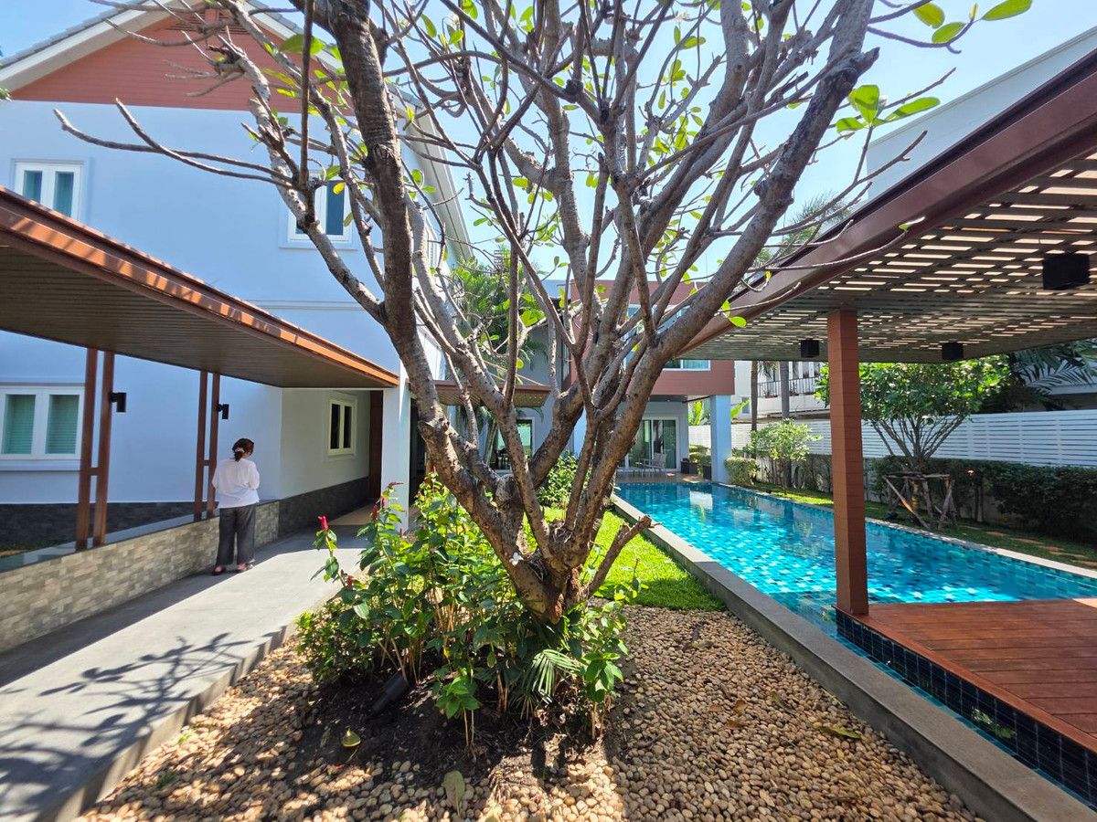 HousePattanakan, Srinakarin : Panya Village Pattanakarn 30: 195.7sqwah 600+sqm. 6bed 4bath Sell: 75,000,000 Rent: 250,000/mth. Am: 0656199198