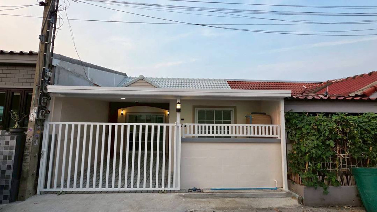For SaleTownhomeNonthaburi, Bang Yai, Bangbuathong : Urgent sale! One-story townhouse Newly decorated throughout. Tawan Ngam Village Location: Soi Kantana-Bang Yai. The front of the house is 6 meters wide, airy, not crowded, area 18 sq m., function 3 bedrooms, 1 bathroom, complete with famous brand accessor