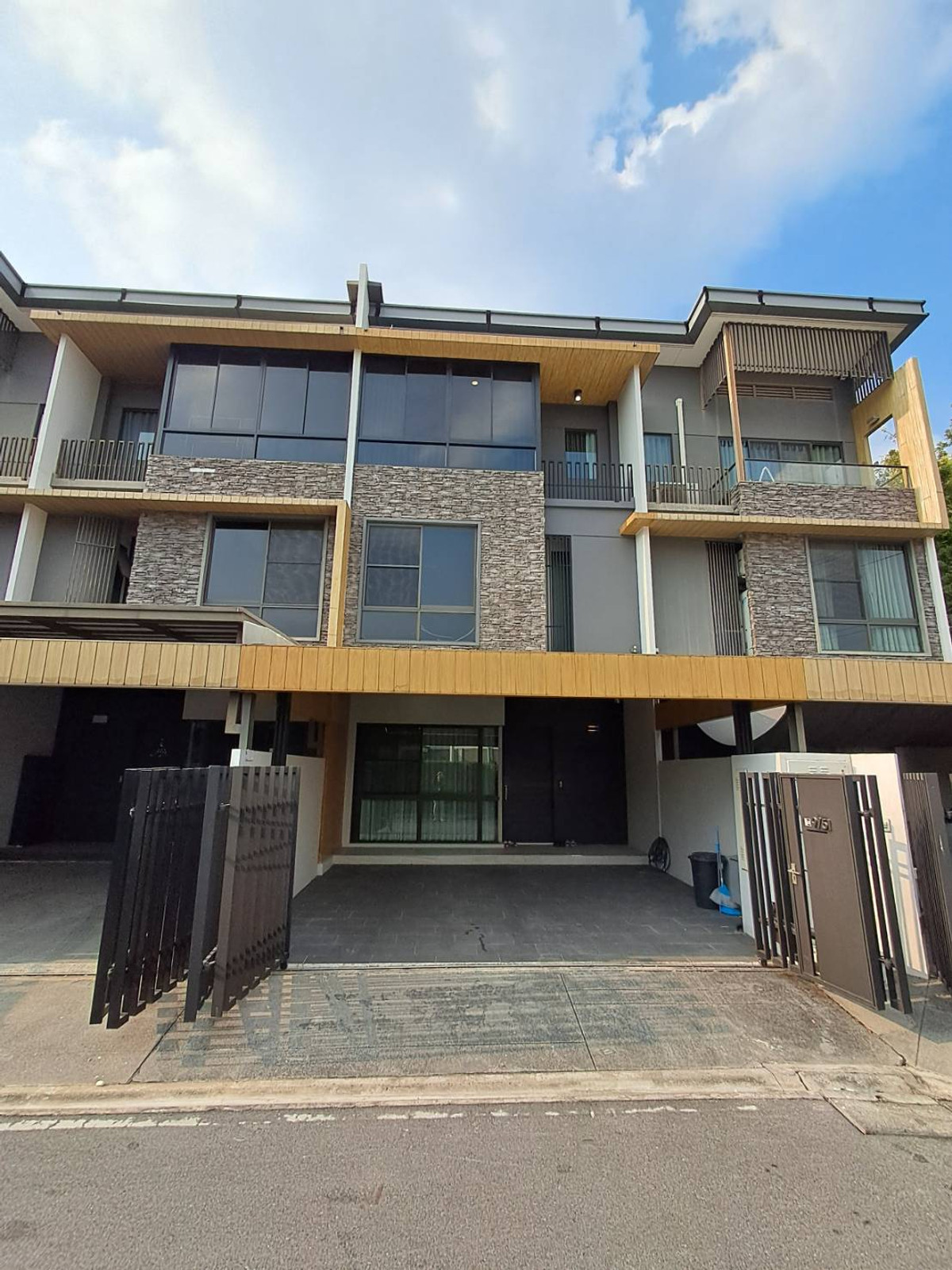 ทาวน์โฮมเลียบทางด่วนรามอินทรา : ขาย/เช่า​ The Landmark เอกมัย-รามอินทรา (Land and Houses)​ ทาวน์โฮม​หรู 3 ชั้น​ 30 ตร.ว.