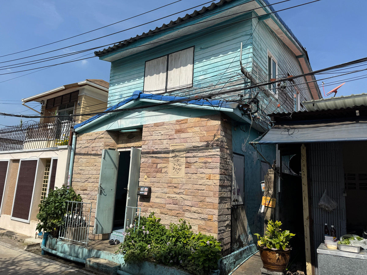 For SaleTownhomeBang kae, Phetkasem : 2-story house for sale (half building, half wood), Soi Phetkasem 68, Intersection 7, near Lak Song and Bang Khae BTS.