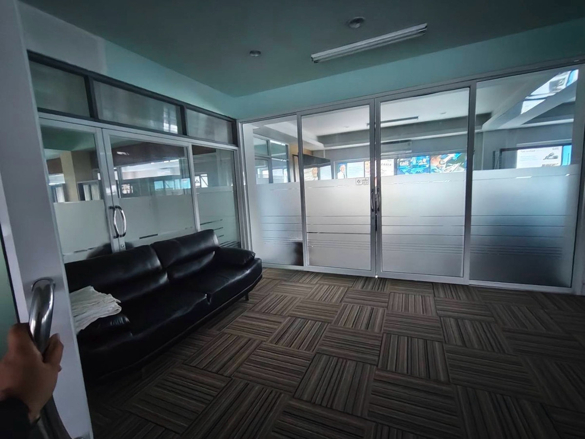 For RentOfficeBangna, Bearing, Lasalle : Business opportunity @ Bangna for rent, 6-story detached building, has elevator, parking for 10 cars, has construction permit. Engineer standard, suitable for clinics / hospitals / Saha clinics and hospitals.