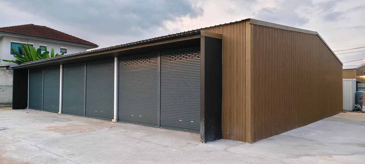 For RentOfficeNawamin, Ramindra : 🚛 Warehouse/factory for rent, 300 sq m, next to the main road! [Ramindra-Chatuchot] Prime location for trading. The car is convenient to get in and out. Suitable for a distribution center/car garage/gymnasium. The best price in the area!