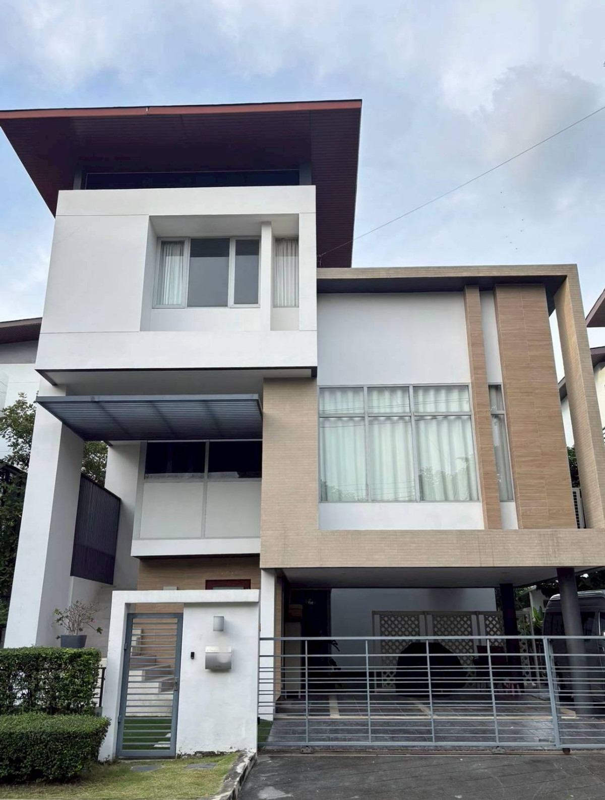 HousePattanakan, Srinakarin : P0554 For Sale / Rent – Detached House  Nirvana Beyond Lite Rama 9 Near Airport Rail Link Ban Thap Chang Station & Motorway